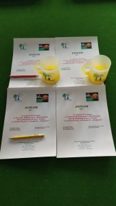 Dyplomy oraz nagrody dla laureatek Turnieeju Bilardowego o Mistrzostwo Bursy przy ul. Prusa